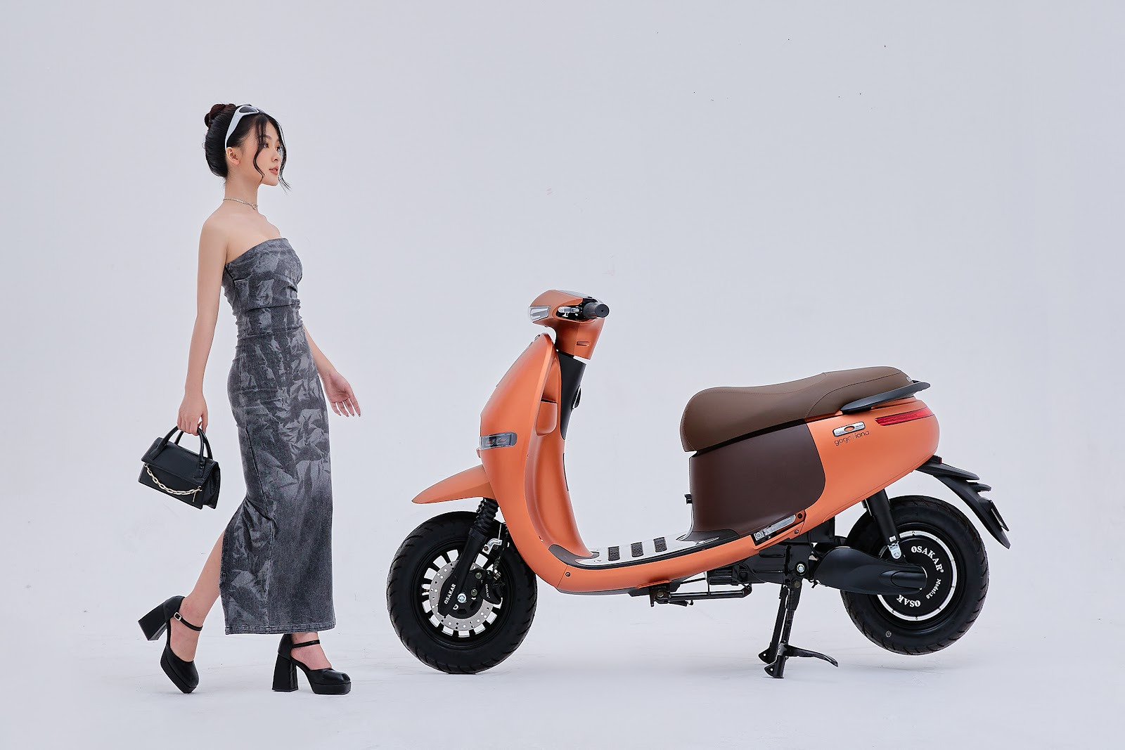 Tùy vào điều kiện thực tế, xe điện Gogo 5 bình có thể đi được 70 - 80km mỗi lần sạc đầy