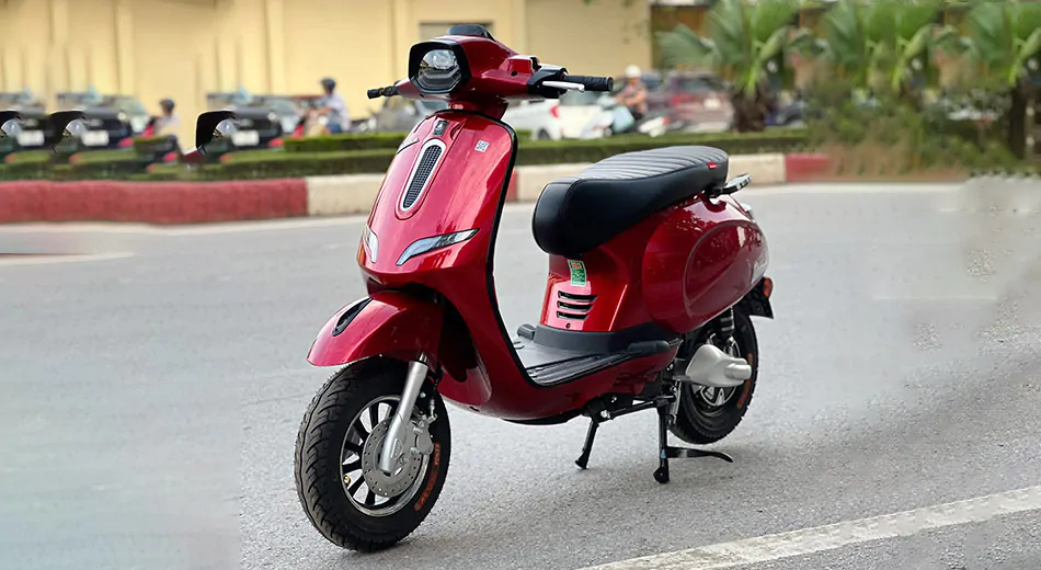 Ally Vegas EV S màu đỏ dáng Vespa nhẹ 97 kg