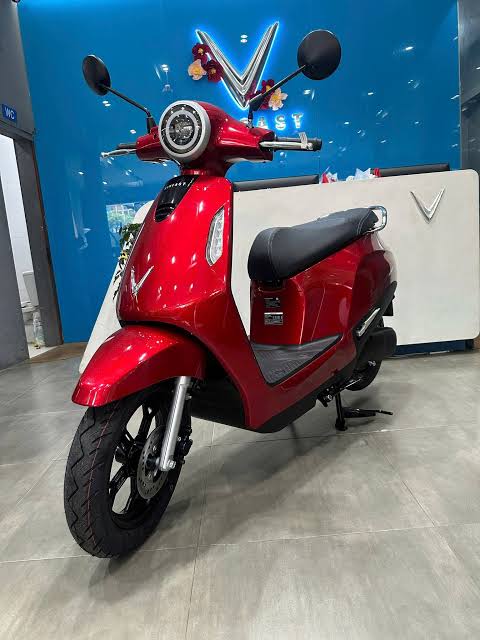 VinFast Evo Grand màu đỏ tươi, đi 134 km mỗi lần sạc