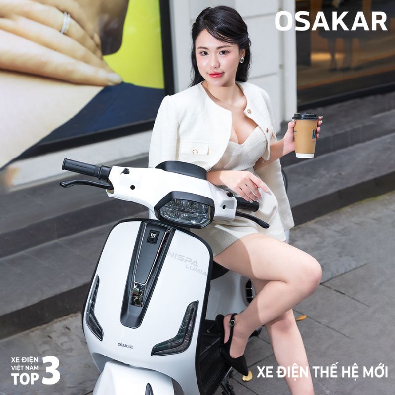 OSAKAR Nispa Lumia ghi điểm với thiết kế thanh lịch pha chút phóng khoáng với dải cà vạt ở mặt nạ trước xe, mang đến vẻ ngoài thời trang nhưng vẫn đầy cá tính
