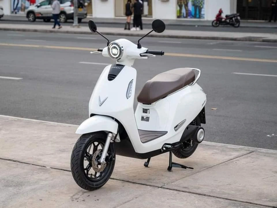 VinFast Evo200 Lite sở hữu phom dáng châu Âu thanh lịch, thời trang đi kèm khối pin LFP bứt phá dải hành trình vượt trội.