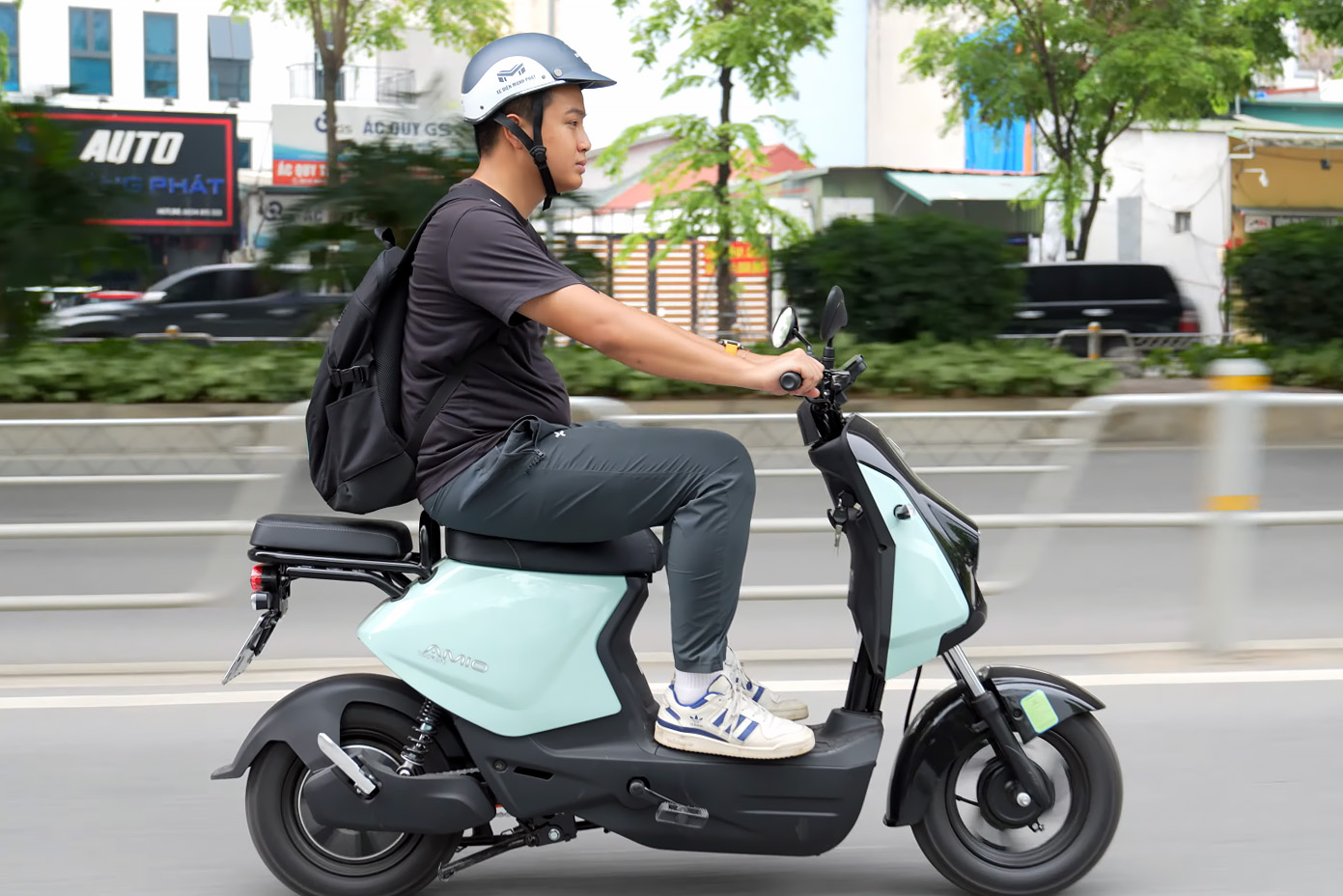 VinFast Amio bộc lộ nét cá tính phá cách đầy năng động với khối động cơ Inhub an toàn không yêu cầu bằng lái xe máy.
