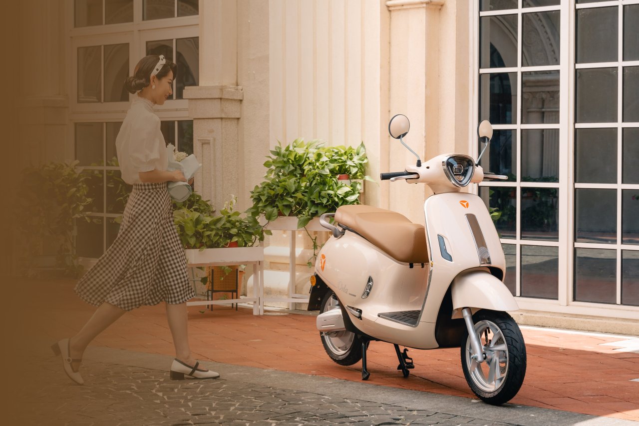 Yadea Orla mang ngôn ngữ thiết kế tân cổ điển châu Âu thanh lịch phối hợp cùng cụm đèn pha LED hình đa giác cho tầm nhìn chiếu sáng vượt trội.