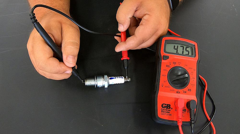 Sử dụng thước đo khe hở (feeler gauge) để kiểm tra khoảng cách điện cực bugi trước khi lắp lại