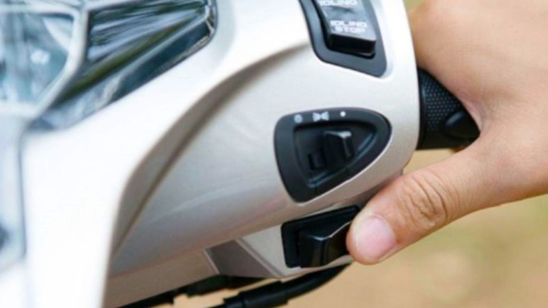 Xe khó nổ máy và phải đề nhiều lần là một trong những dấu hiệu cảnh báo bugi đang có vấn đề