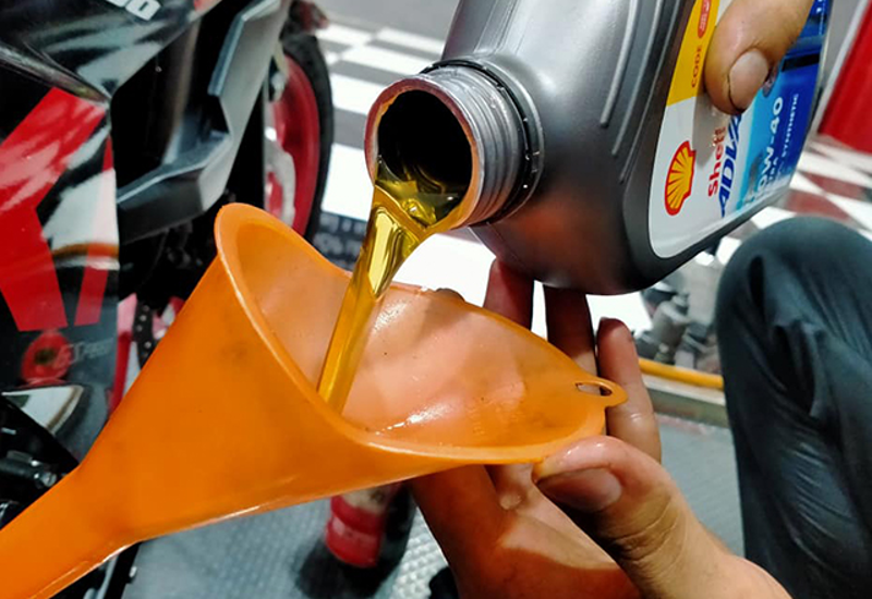 Thay nhớt không đúng định kỳ hoặc dùng nhớt kém chất lượng khiến lá côn nhanh bị cháy và mòn