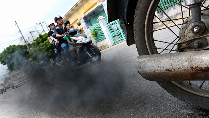 Khói đen dày đặc từ ống xả là dấu hiệu rõ nhất cho thấy buồng đốt đang thừa xăng hoặc thiếu không khí
