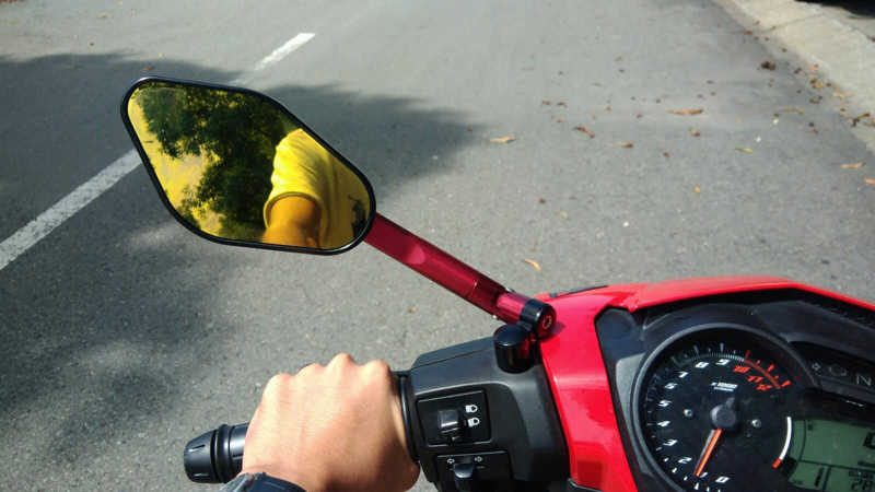Xe gắn máy chỉ cần lắp gương bên trái là đủ điều kiện lưu thông hợp pháp theo quy định