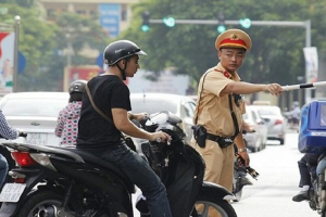 CSGT chỉ phạt tiền đối với lỗi không gương, không tạm giữ xe nếu người vi phạm có đủ giấy tờ hợp lệ