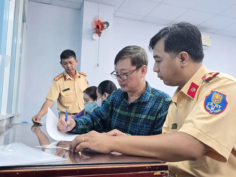 Người mua cần chuẩn bị đầy đủ giấy tờ cá nhân và hồ sơ xe trước khi đăng ký sang tên