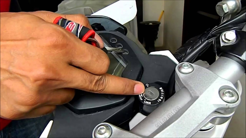Xe máy bật chìa khóa không lên điện - toàn bộ đồng hồ, đèn và còi đều mất phản hồi hoàn toàn