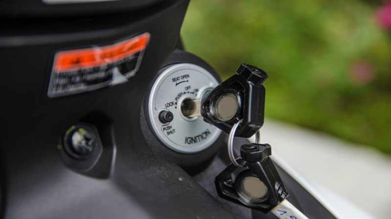 Ổ khóa điện bị oxy hóa hoặc hỏng tiếp điểm bên trong khiến xe không nhận tín hiệu bật nguồn