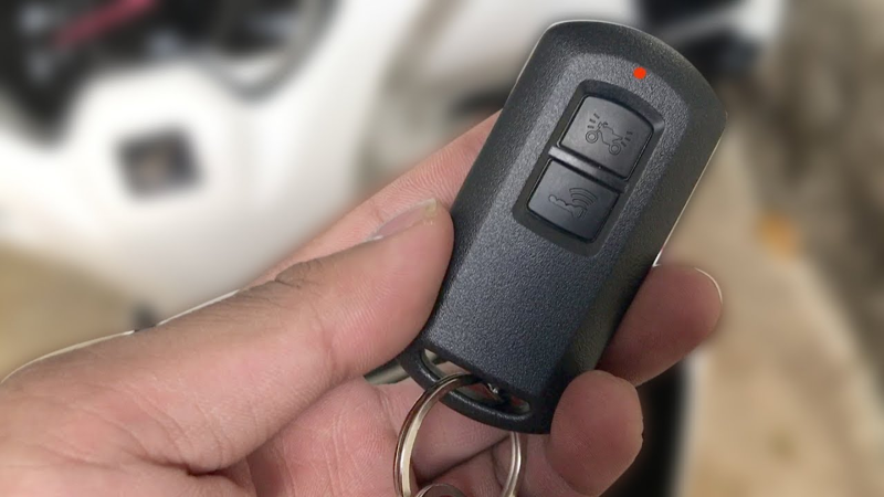 Thay pin remote Smartkey là bước đầu tiên và đơn giản nhất cần thực hiện khi xe Smartkey không lên điện