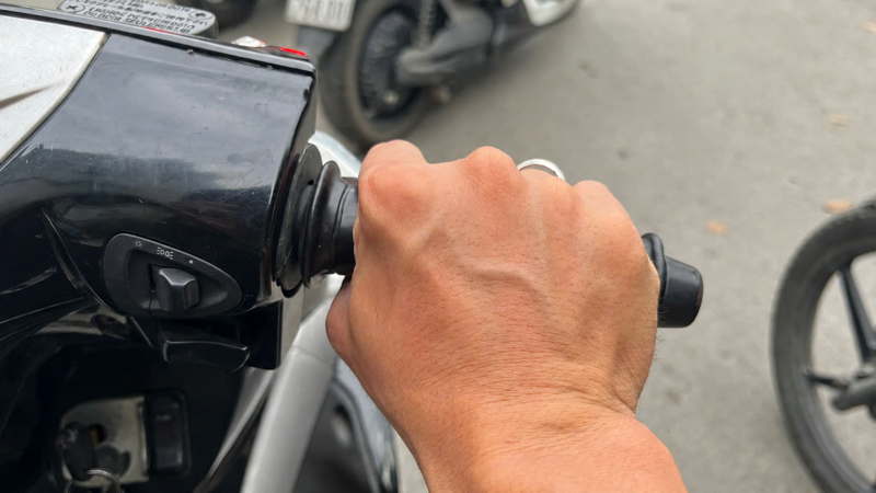 Tăng ga từ từ sau khi khởi động giúp động cơ đạt trạng thái vận hành ổn định và hạn chế rung giật