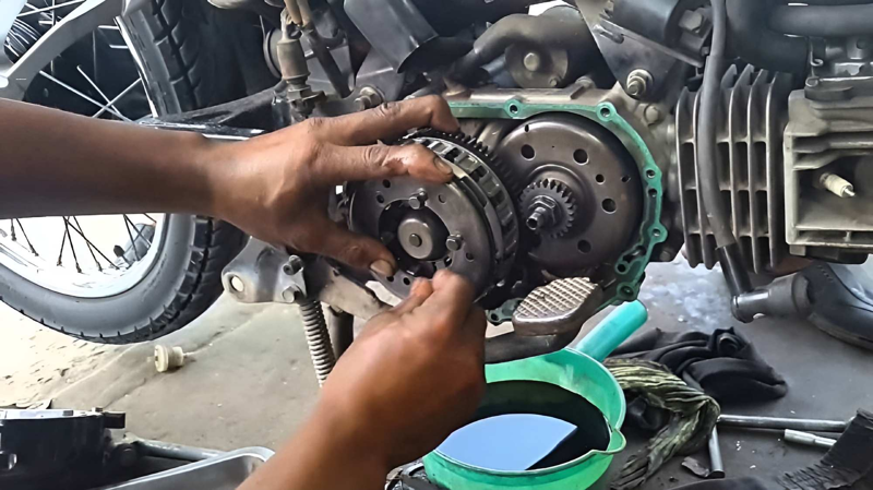 Hư hỏng cơ khí bên trong động cơ là nguyên nhân phổ biến khiến xe máy phát ra tiếng kêu cạch cạch trong máy