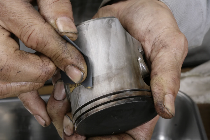 Piston bị mòn làm giảm hiệu suất động cơ và tạo tiếng kêu bất thường trong lốc máy