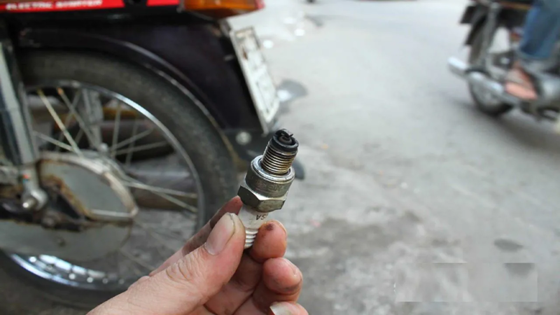 Bugi đánh lửa là chi tiết quan trọng trong hệ thống đánh lửa, cần được kiểm tra và thay thế định kỳ