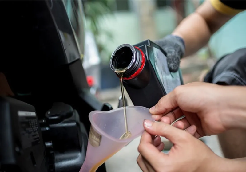 Thay nhớt động cơ để cải thiện khả năng bôi trơn, giúp xe khởi động dễ hơn khi thời tiết lạnh hoặc để lâu ngày