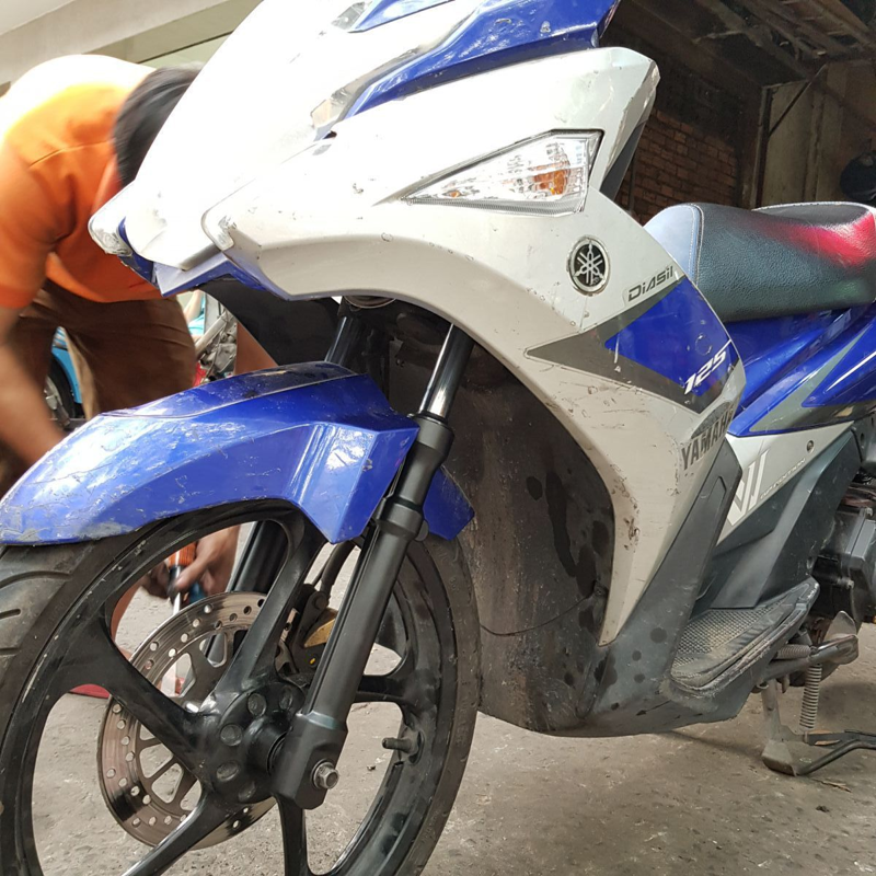 Phuộc trước chảy dầu hoặc xuống cấp có thể làm đầu xe mất cân bằng và rung lắc rõ hơn khi đi qua đường xấu