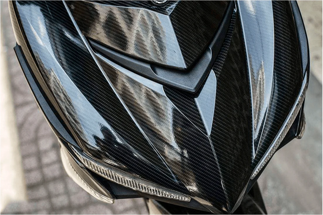 Dán decal carbon giúp xe có cảm giác cá tính và hiện đại hơn.