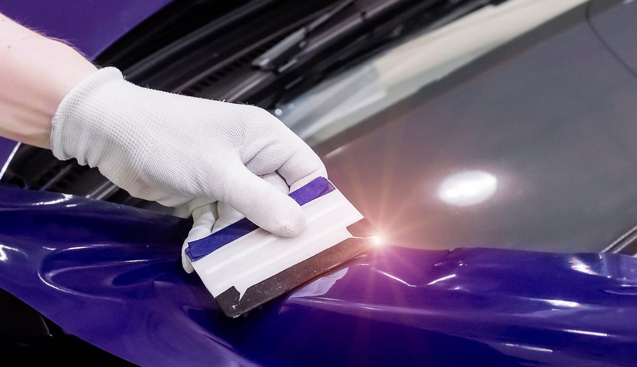 Giá dán decal xe máy có thể phụ thuộc vào loại decal, dòng xe, kích thước, độ phức tạp của thiết kế,...