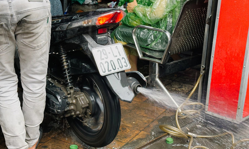 Nước lẫn trong nhiên liệu có thể làm xe nổ không đều, hụt ga và xuất hiện khói trắng kèm mùi xăng