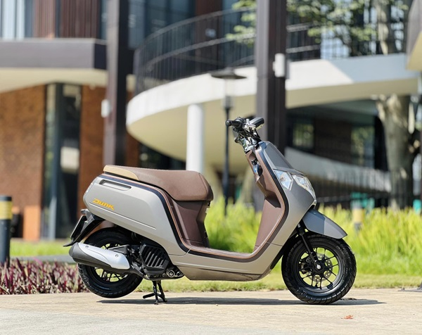 Xe máy 50cc Honda Dunk là biểu tượng của sự tối giản và phá cách với thiết kế phom dáng hình hộp vuông vức độc nhất vô nhị