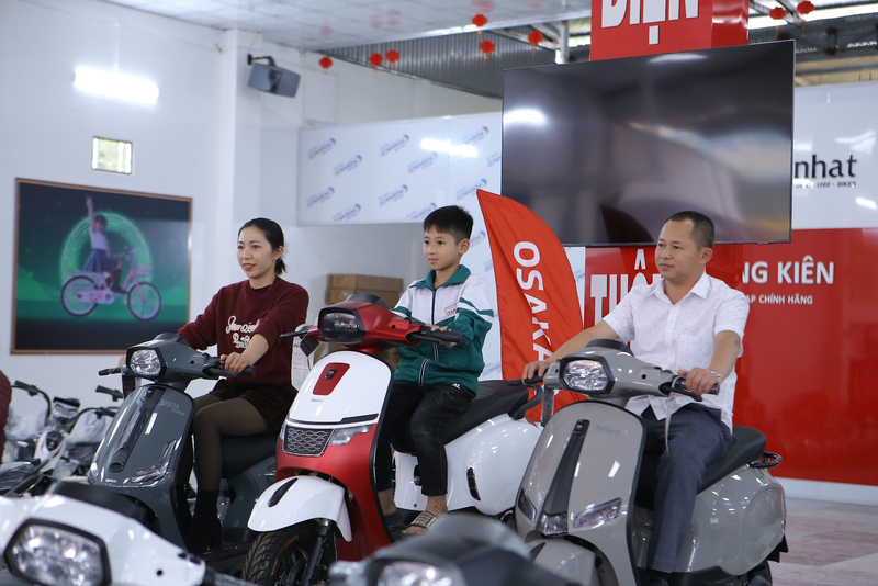 Tại OSAKAR, khách hàng sẽ được hỗ trợ trải nghiệm xe thực tế và tư vấn lựa chọn mẫu xe phù hợp với nhu cầu.