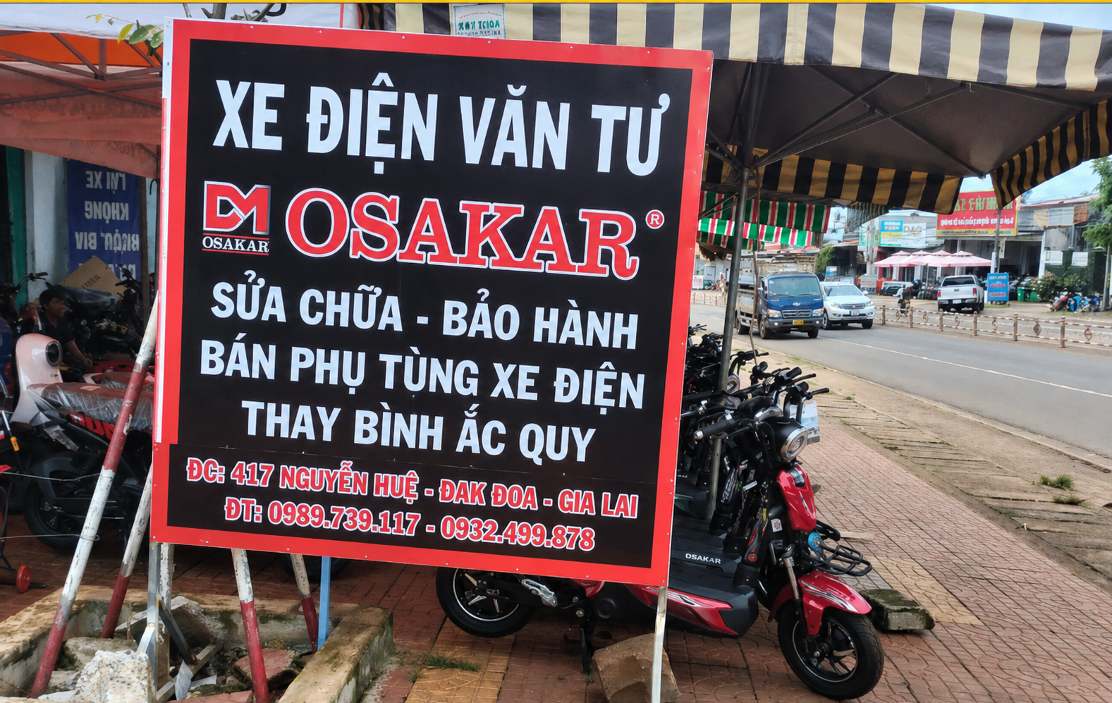 Đại lý Xe điện Văn Tư hỗ trợ tư vấn và kiểm tra kỹ thuật kỹ lưỡng cho khách mua xe.