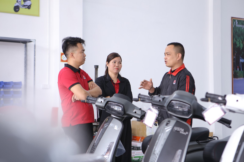 Nhân viên tại cửa hàng chính hãng luôn sẵn sàng tư vấn, hỗ trợ khách hàng lựa chọn mẫu xe phù hợp nhất
