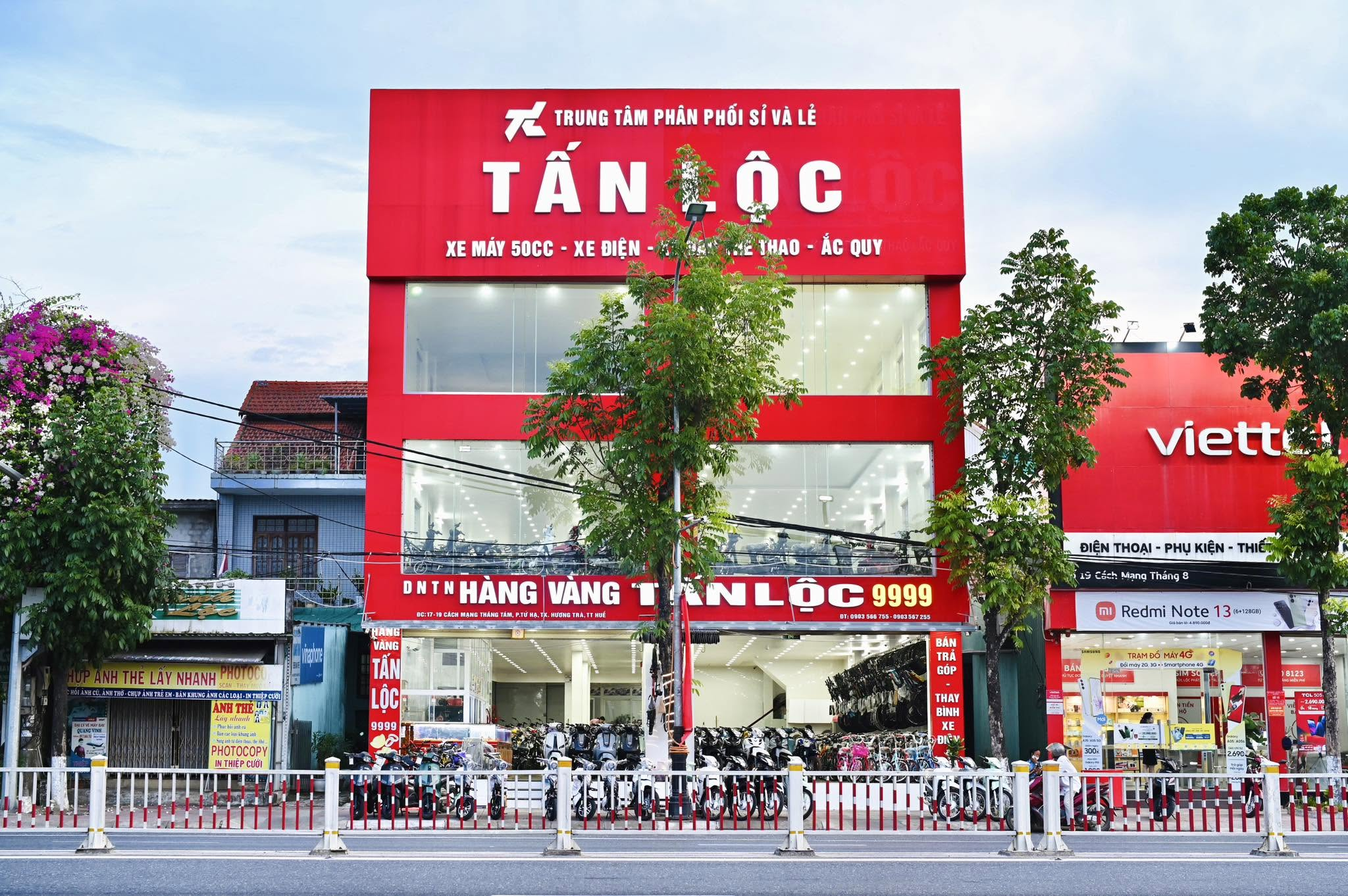 Cửa hàng Tấn Lộc cung cấp các dòng xe điện và xe 50cc kiểu dáng thời trang cho học sinh, sinh viên.