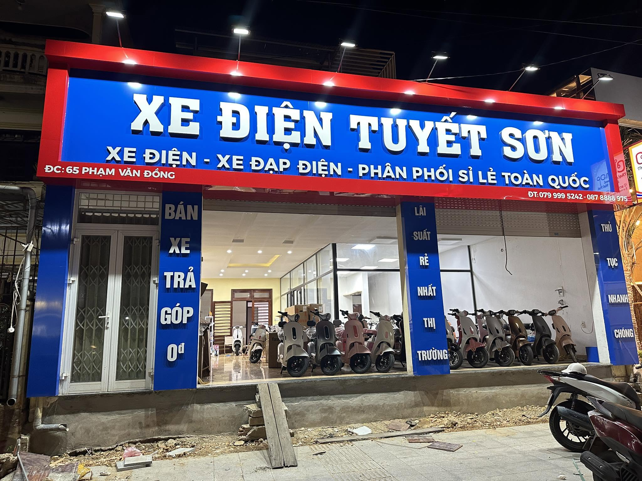 Xe điện Tuyết Sơn thu hút khách hàng nhờ chính sách bảo hành uy tín và giá cả hợp lý.