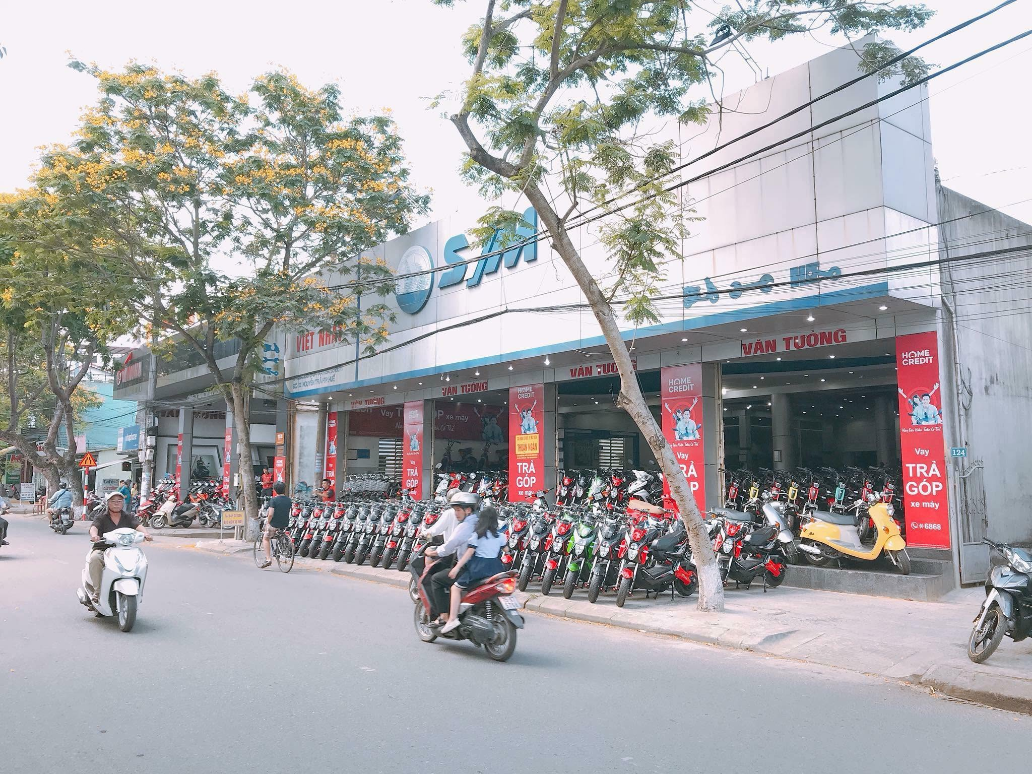 Hệ thống xe điện - xe máy Văn Tường trưng bày đa dạng mẫu xe chính hãng tại Huế.