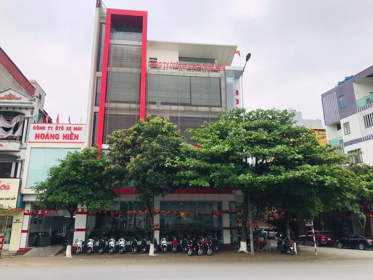Cửa hàng ô tô - xe máy Hoàng Hiền.