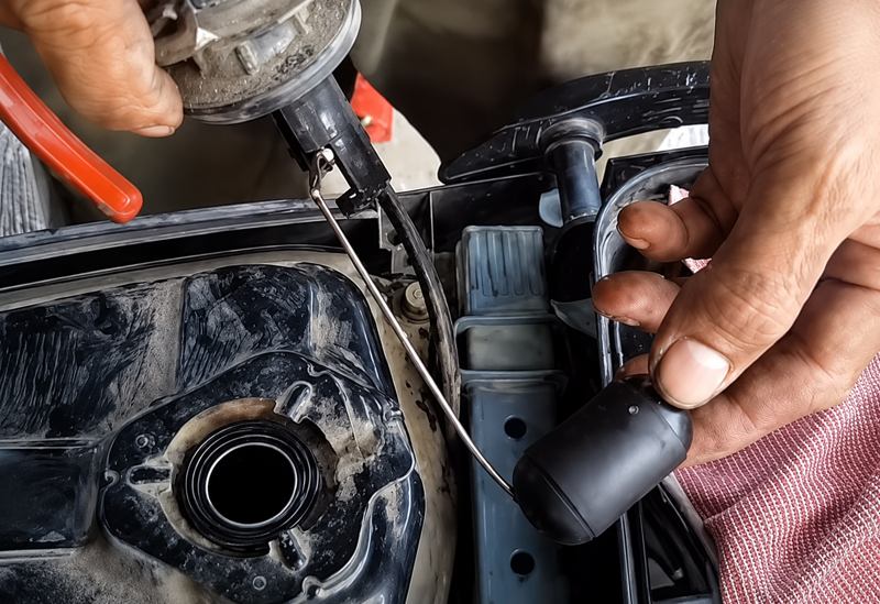 Phao xăng bị kẹt là nguyên nhân phổ biến khiến xăng tràn ra ngoài chén xăng