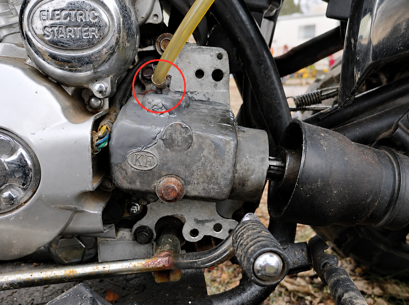 Kiểm tra định kỳ ống dẫn xăng giúp phát hiện sớm các dấu hiệu nứt, lỏng hoặc xuống cấp theo thời gian