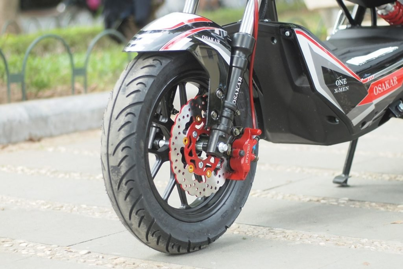 Xe máy điện OSAKAR One 1 Xmen được trang bị phanh đĩa, vành đúc 12 inch và lốp đặc giúp tăng độ an toàn khi di chuyển. 