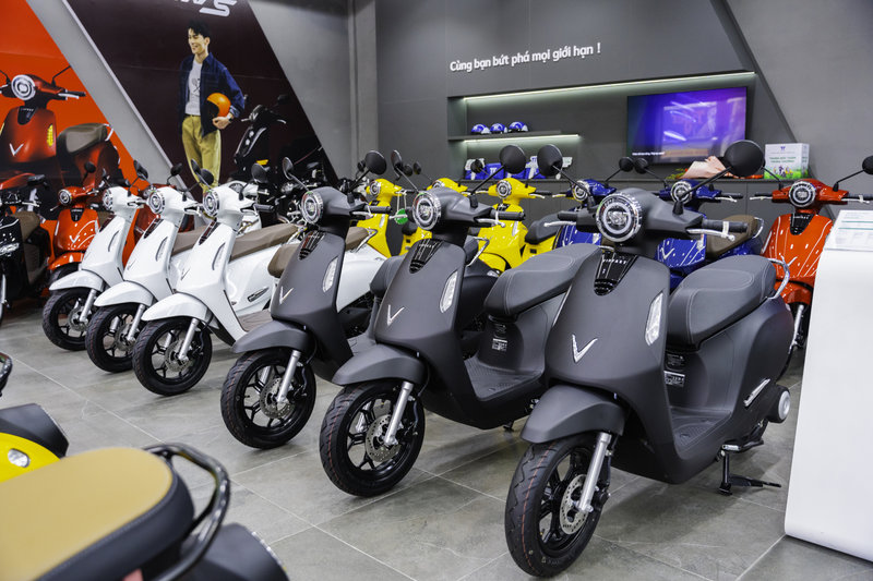 VinFast Evo Lite là xe máy điện cho học sinh cấp 3 với thiết kế scooter thanh lịch 