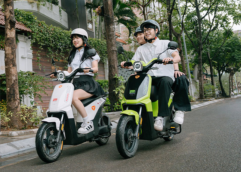 Thiết kế gọn nhẹ giúp Yadea Vekoo là mẫu xe điện cho học sinh cấp 3 nữ dễ dắt và điều khiển