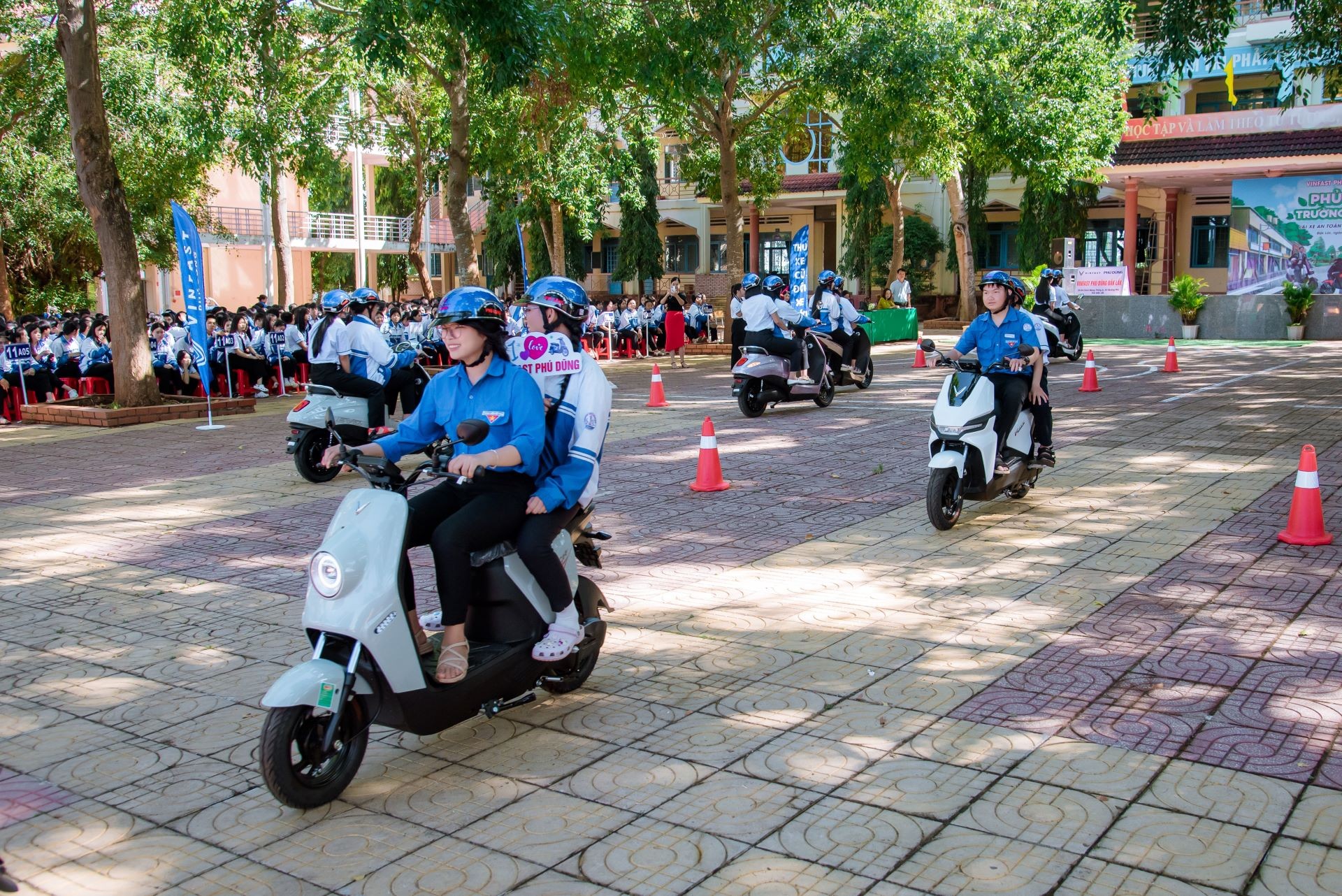 Xe máy điện cho học sinh cấp 3 nam VinFast Flazz nhẹ 72 kg