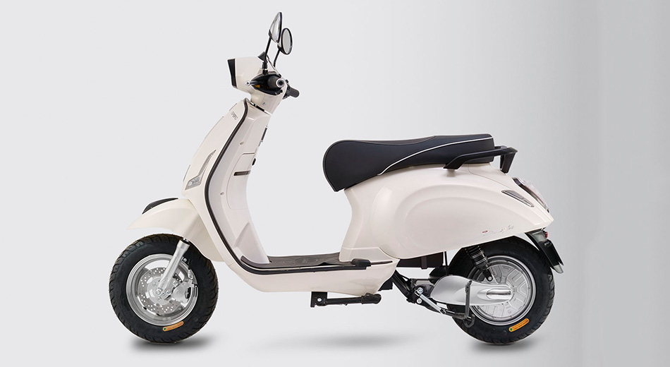 Dáng xe thanh lịch cùng quãng đường 90–95 km giúp Espero Diamond Plus trở thành xe máy điện đẹp cho nữ yêu thích phong cách cổ điển, sang trọng. 
