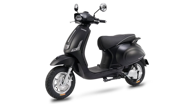 Espero Diamond Plus là xe máy điện đẹp cho nữ với thiết kế Vespa bo tròn mềm mại