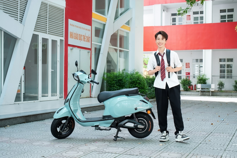 Học sinh lựa chọn xe máy điện OSAKAR Nispa Vera màu xanh ngọc 